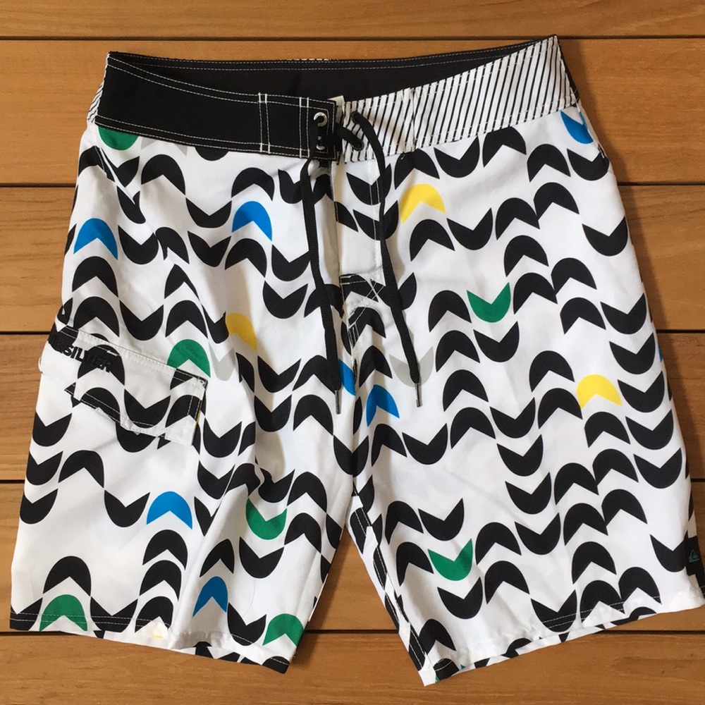 NWOT Quiksilver Board Shorts 32”
